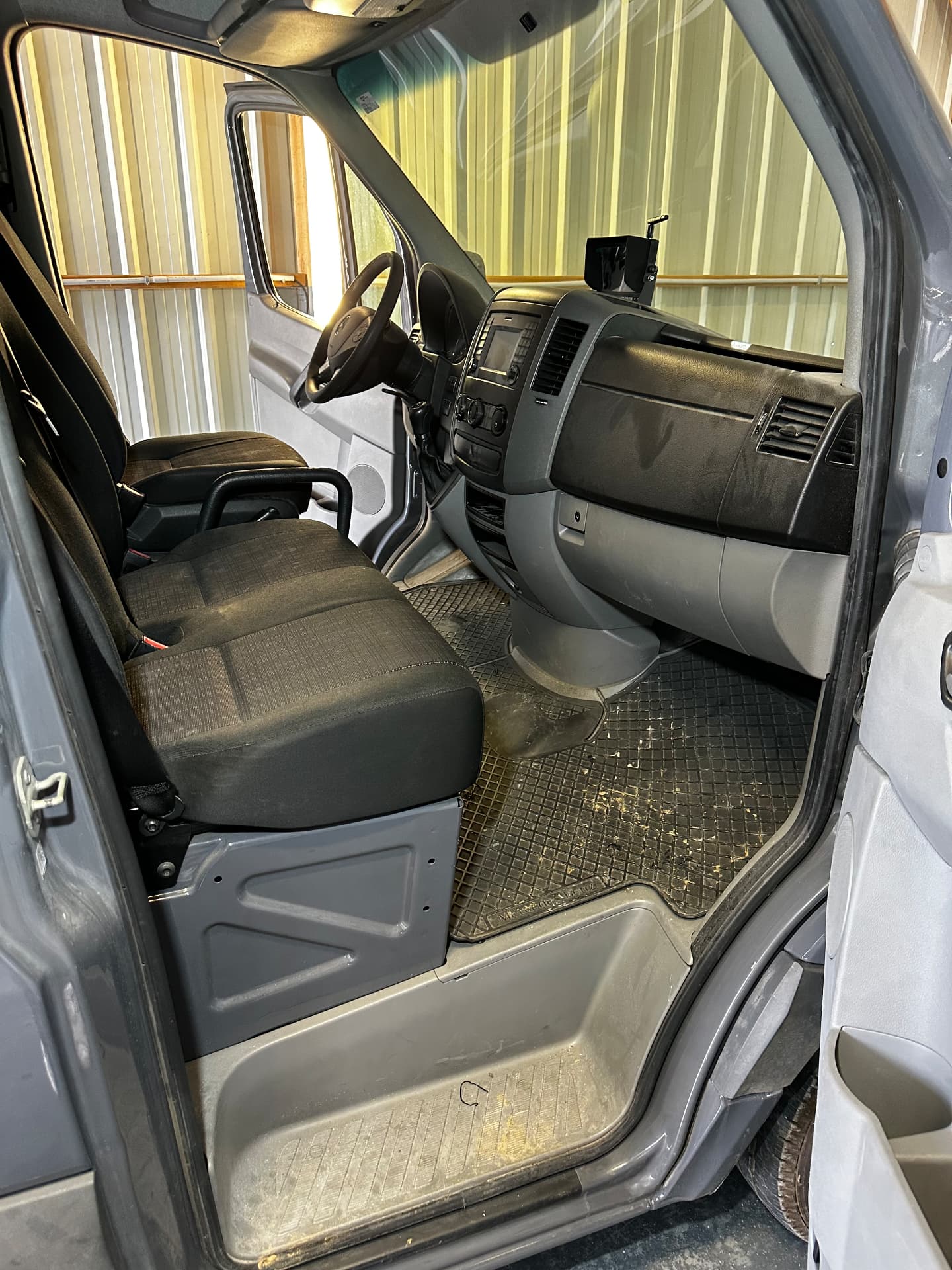 Utilitaire — intérieur complet — avant