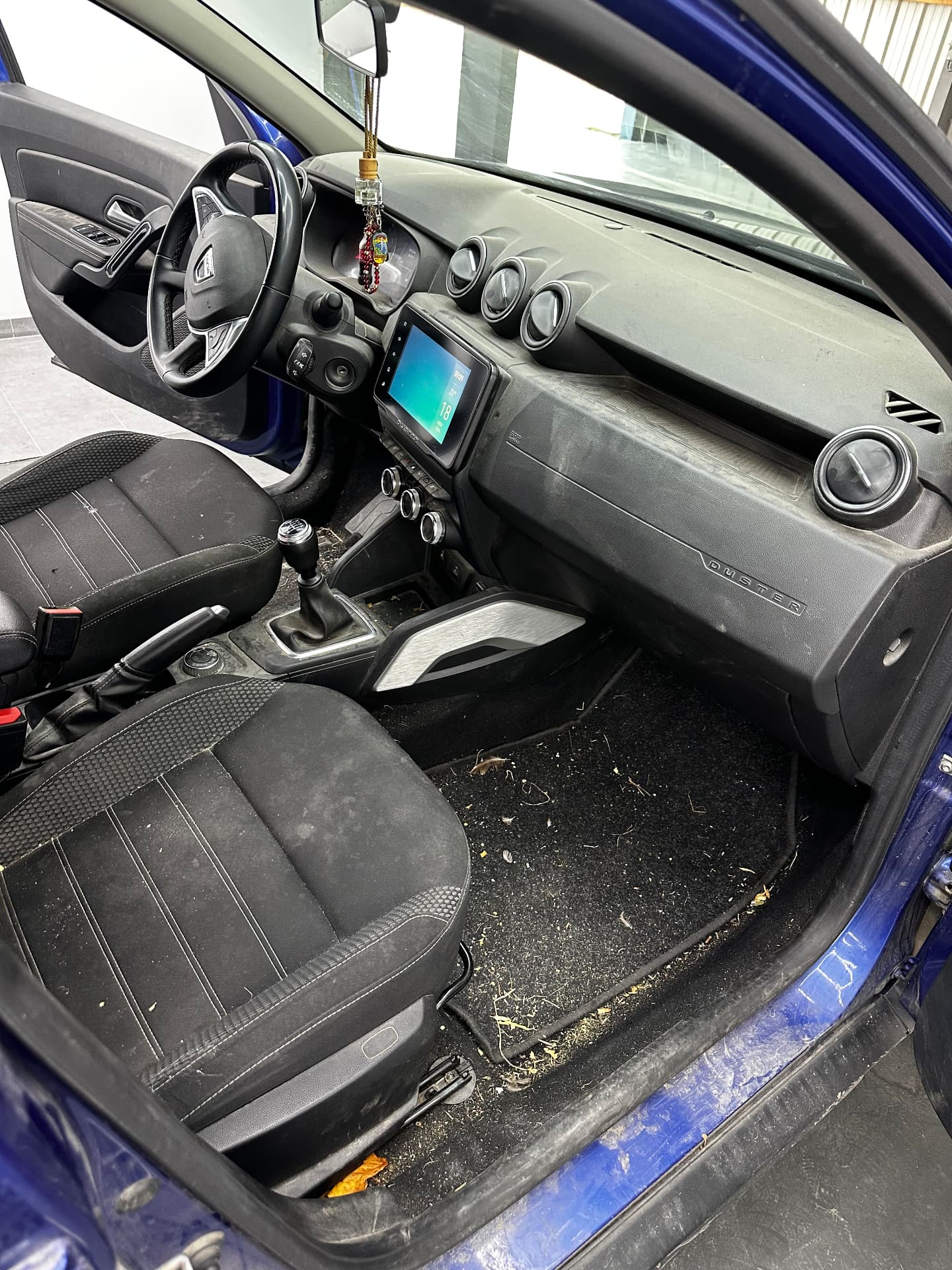 Dacia Duster — habitacle avant — avant