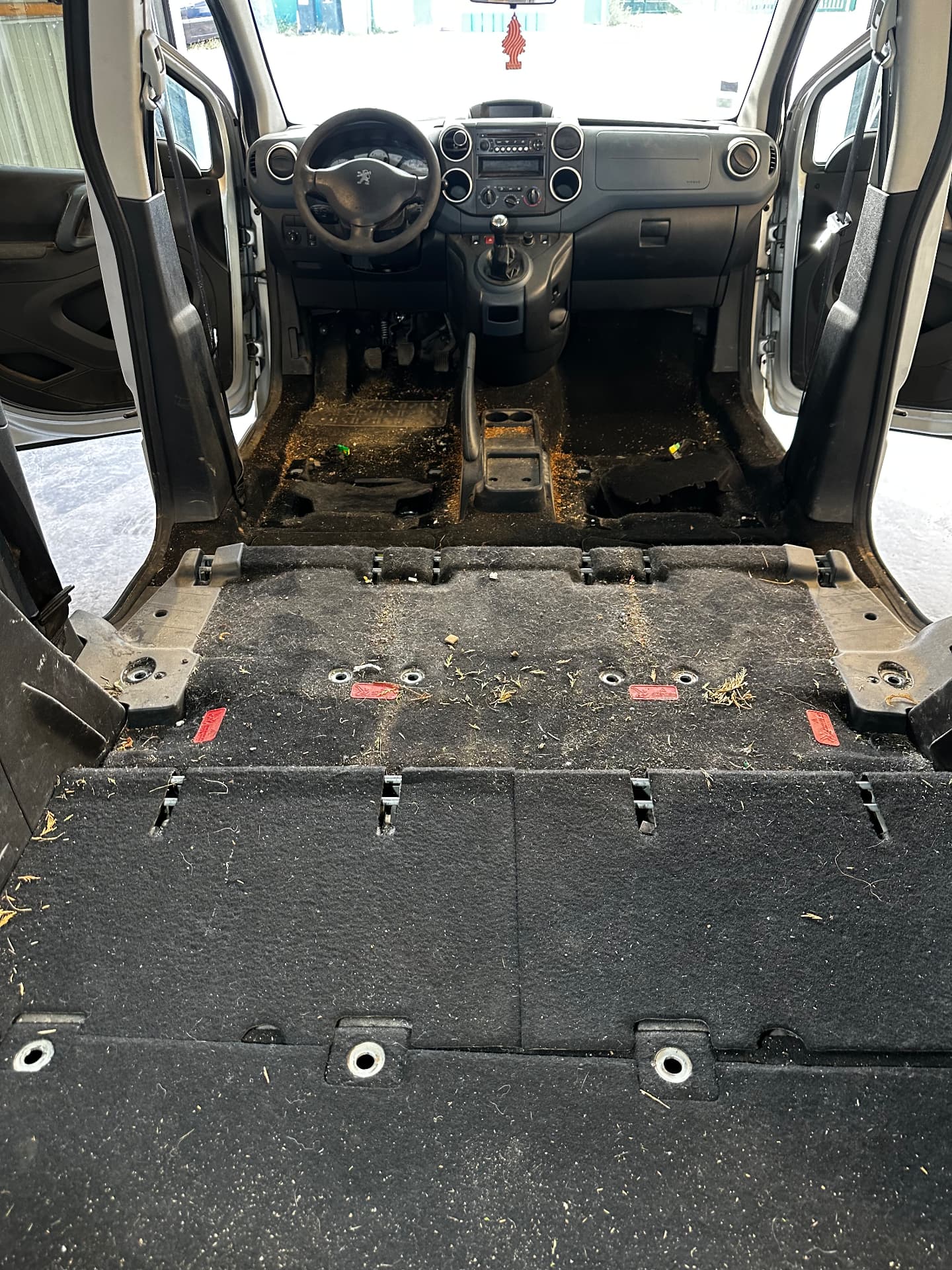 Peugeot Partner — plancher sièges démontés — avant