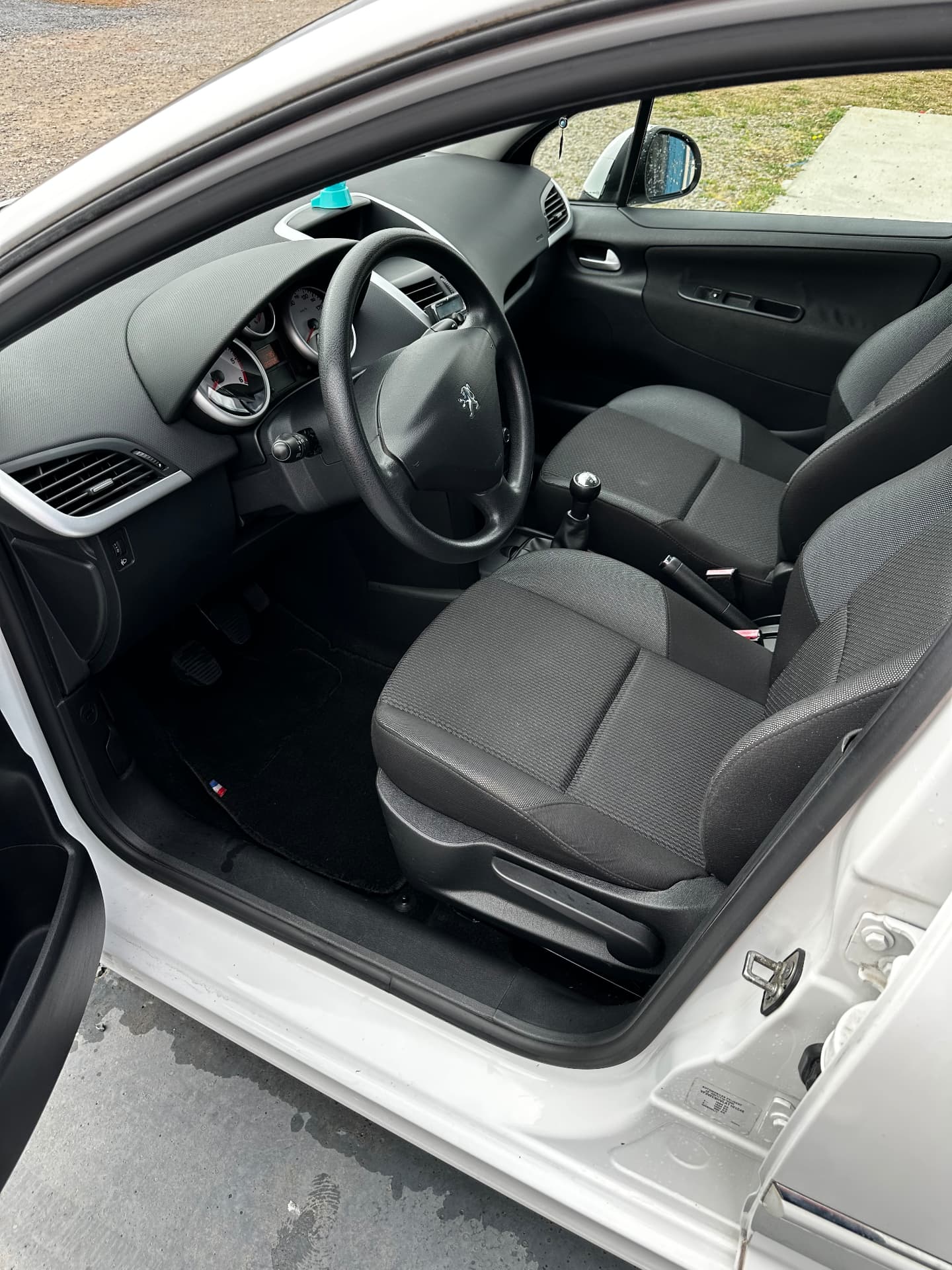 Peugeot 207 — habitacle avant — après