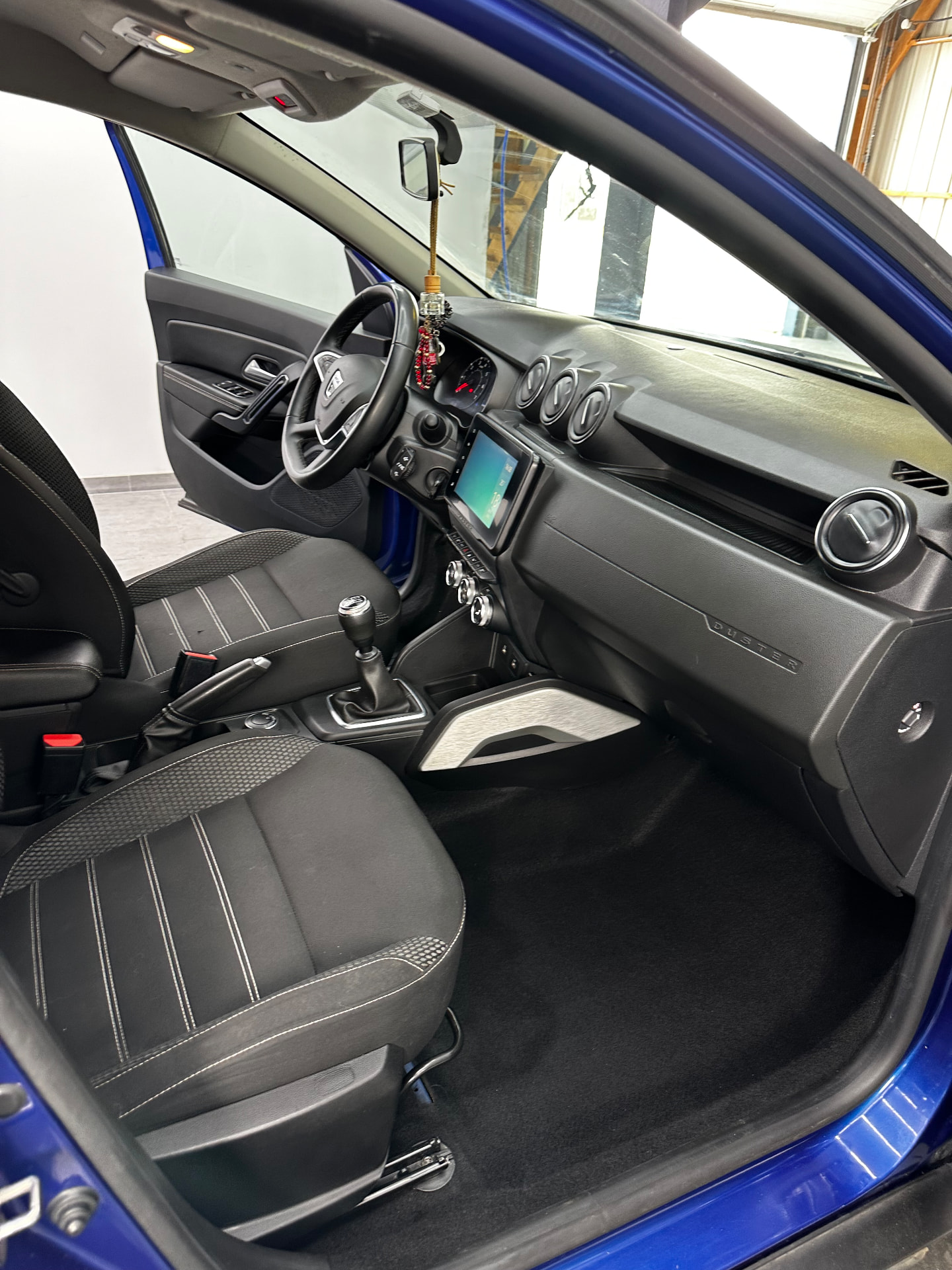 Dacia Duster — habitacle avant — après