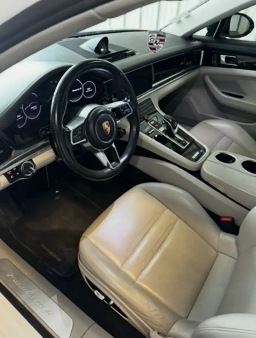 Porsche Panamera — cuir clair — avant