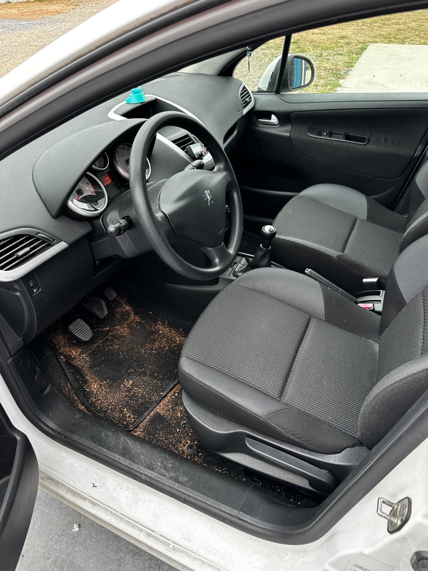 Peugeot 207 — habitacle avant — avant
